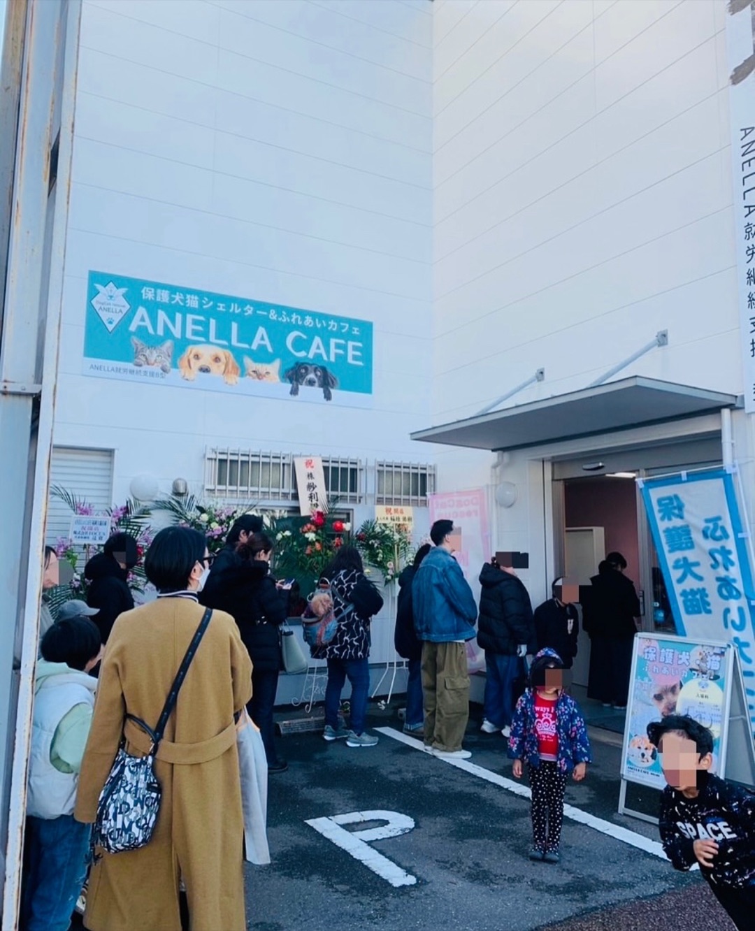 アネラカフェ福岡大濠店の店内・わんこの様子